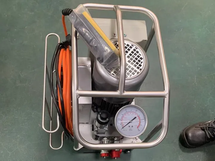 Providing power for electric hydraulic torque wrench Providing power for electric hydraulic torque wrench