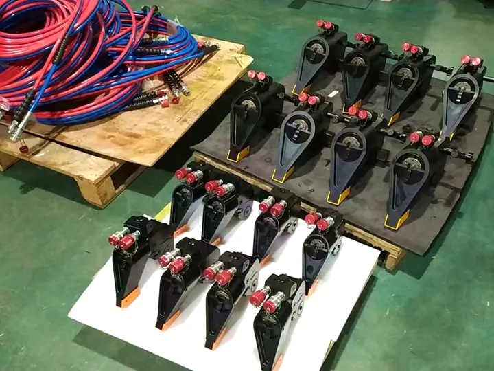 16 SDW series hydraulic torque wrenches 16 SDW series hydraulic torque wrenches
