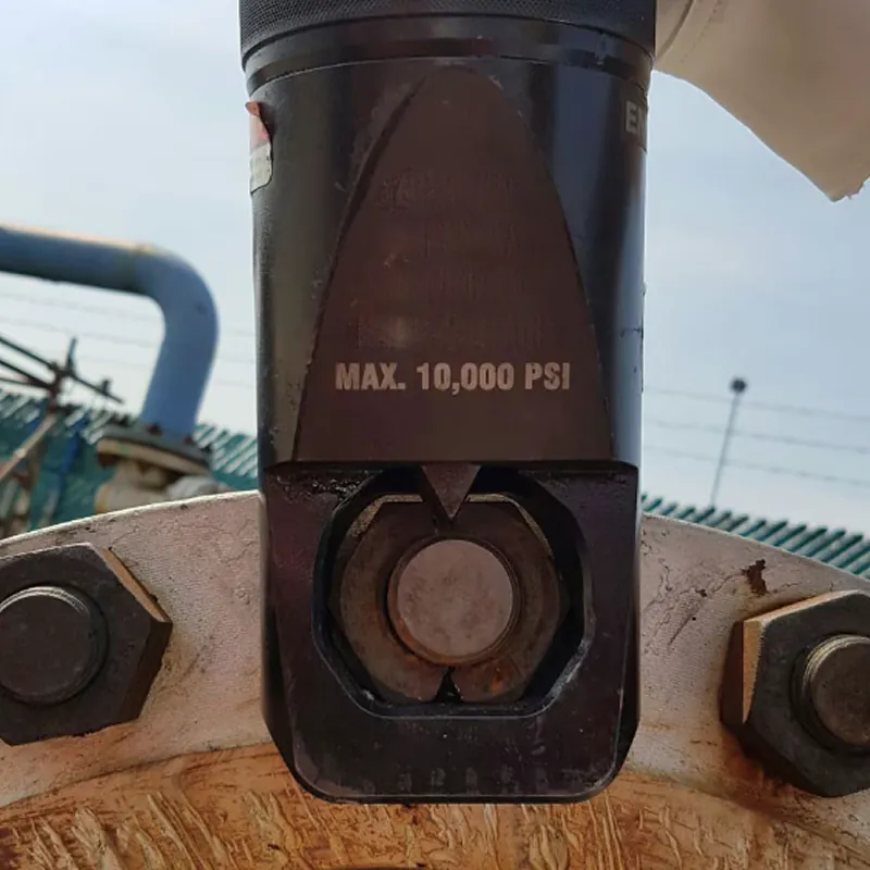 hydraulic nut splitters are working on large machines hydraulic nut splitters are working on large machines