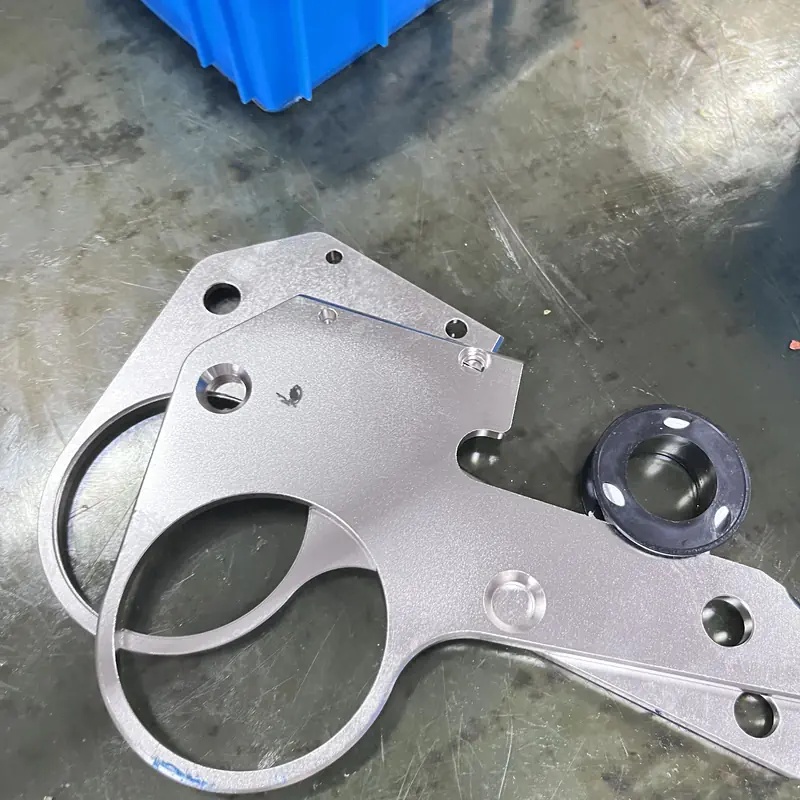How to operate a high power hydraulic torque wrench?