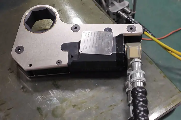Hydraulic Bolt Tensioning vs Torquing: Which Method Ensures Reliable Flange Preload?(Images2) Hydraulic-Tensioning-vs-Torquing-with-SAIVS-Tools-1.webp